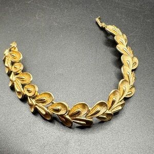 Vintage Crown Trifari Gold Leaf Motif Heavy Bracelet 7 inches